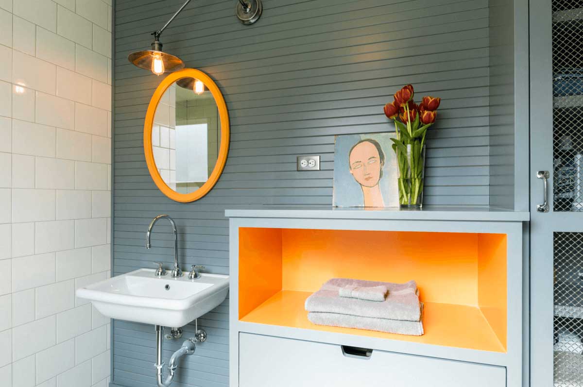 سرویس بهداشتی با ترکیب رنگ نارنجی و طوسی