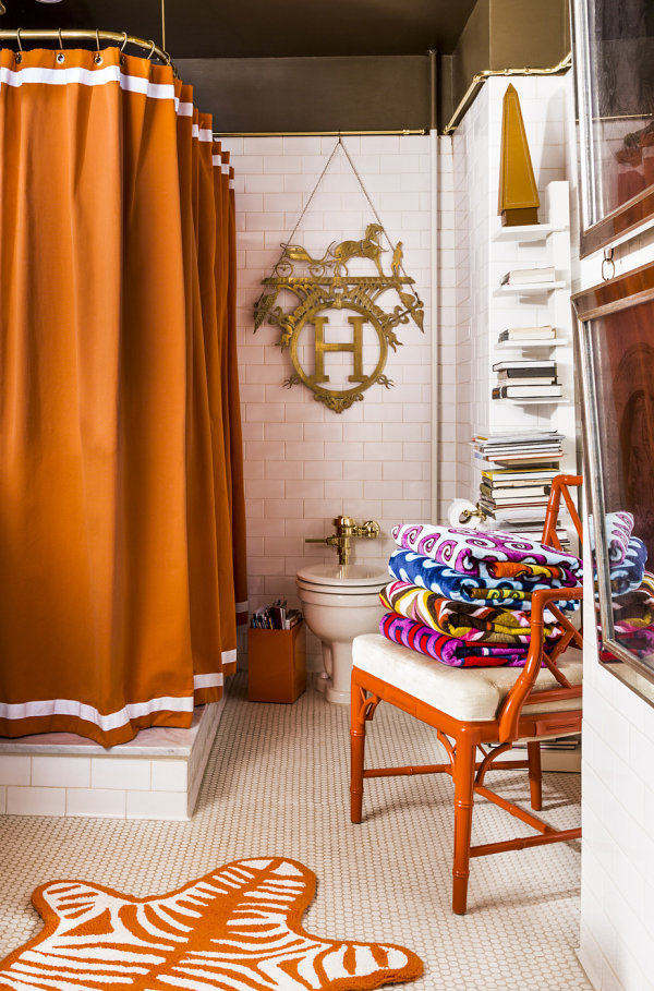 سرویس بهداشتی قفسه دیواری با دکور نارنجی